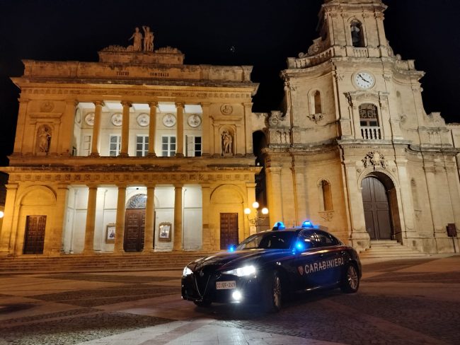 Il controllo di un’auto a fari spenti e l’hashish a bordo: due denunce nel Ragusano
