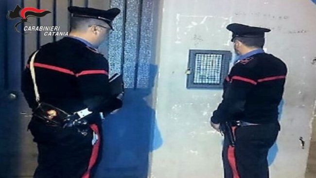 Evade dai domiciliari ma viene sorpreso mentre torna a casa: nei guai 30enne