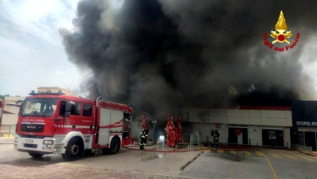 Panico al Burger King, un incendio partito dalla cucina devasta il locale: intossicata una giovane