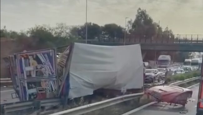 Incidente A19, tre mezzi coinvolti: tir si ribalta, ci sono dei feriti