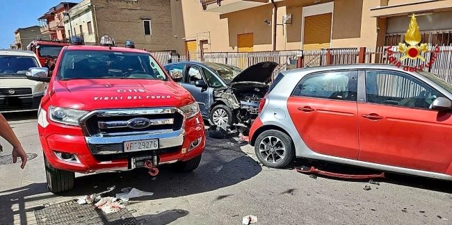 Violentissimo scontro fra due auto: cinque feriti, tra cui una bambina