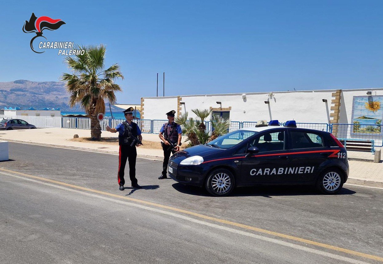 Rapina a mano armata ai danni di due turisti su un taxi, arrestati quattro palermitani