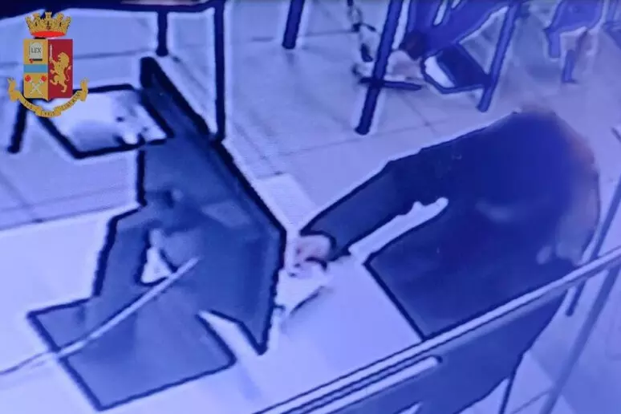 Esami della patente con “aiuto” dall’esterno: 44enne beccato con micro telecamera e auricolari