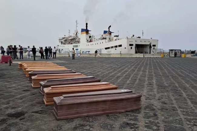 Sbarcano a Porto Empedocle le 10 salme di migranti trovati morti nella botola della stiva di un barcone