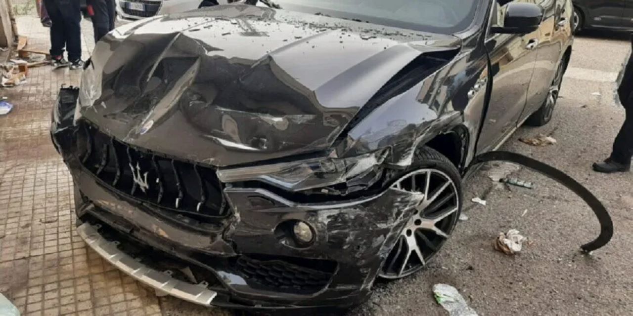 Distrugge la sua Maserati investendo diverse auto: trovato senza patente e sotto effetto di droghe