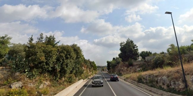 Incidente sulla SS194, camion sfonda guardrail e finisce in una scarpata
