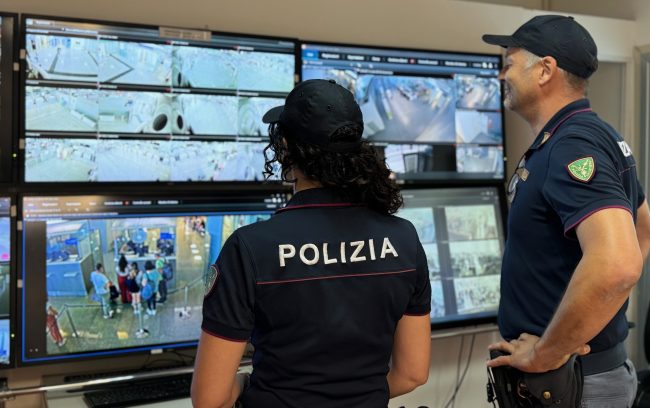 Ruba un telefono e parte in vacanza, al rientro trova la polizia ad accoglierlo