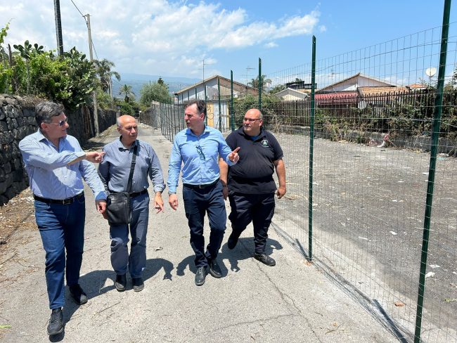 Giarre, sopralluogo del sindaco nel Parco di Trepunti diventato “la più grande bomba ecologica della città”