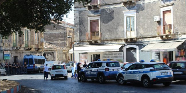 Il blitz a San Cristoforo, chiusa attività commerciale: droga in scooter e case “blindate” – VIDEO