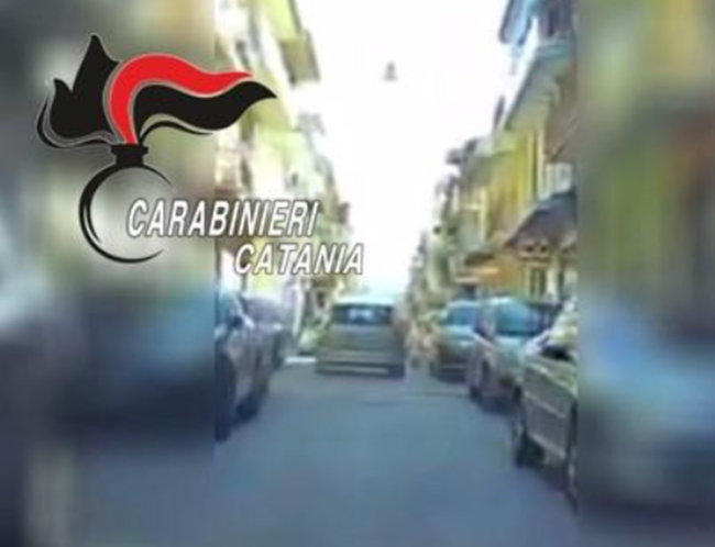 Scappa e semina il panico in pieno centro cittadino, una denuncia nel Catanese