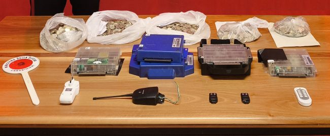 Agrigento, denunciati 5 titolari di bar e sale giochi e sequestrare slot machine illegali