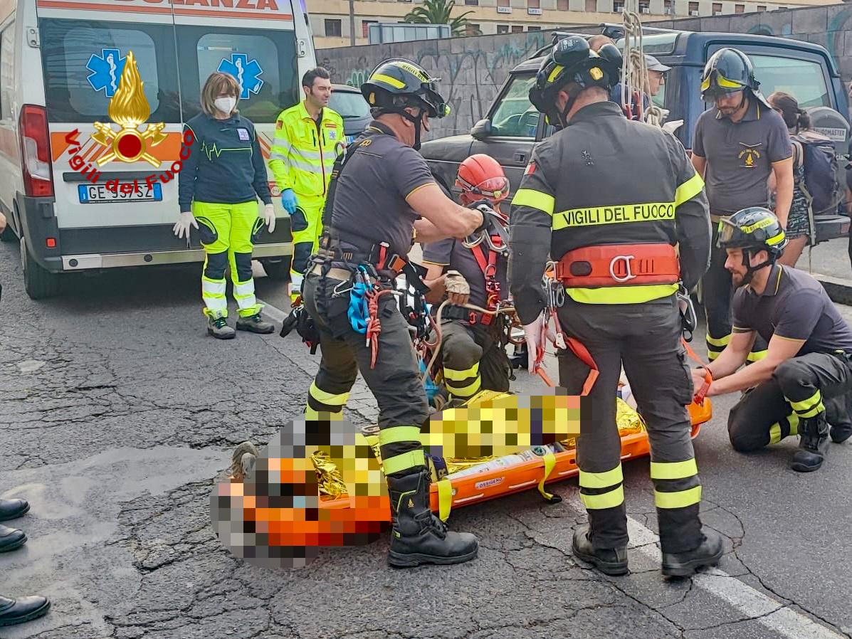 Ragazzo finisce in uno scavo profondo dieci metri a Catania, salvato dai vigili del fuoco