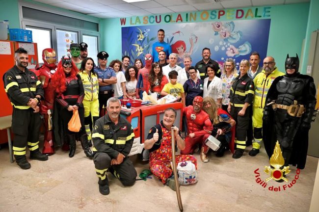 La visita dei vigili del fuoco nel reparto di pediatria del Garibaldi Nesima, un sorriso per i più piccoli