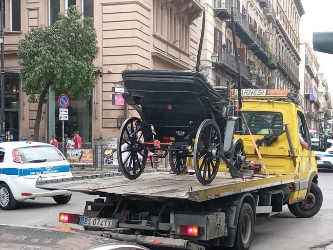 Circolava a Palermo con una carrozza sottoposta a fermo amministrativo