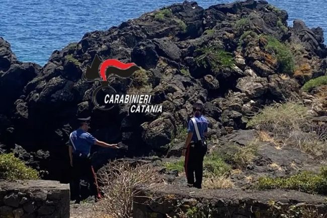 Tenta di violentare una bagnante ad Aci Castello, lei si difende prendendolo a sassate e le urla la salvano