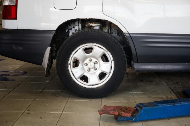 Uomo schiacciato dalla propria auto mentre tentava di sollevarla con un cric: la tragedia ad Altofonte