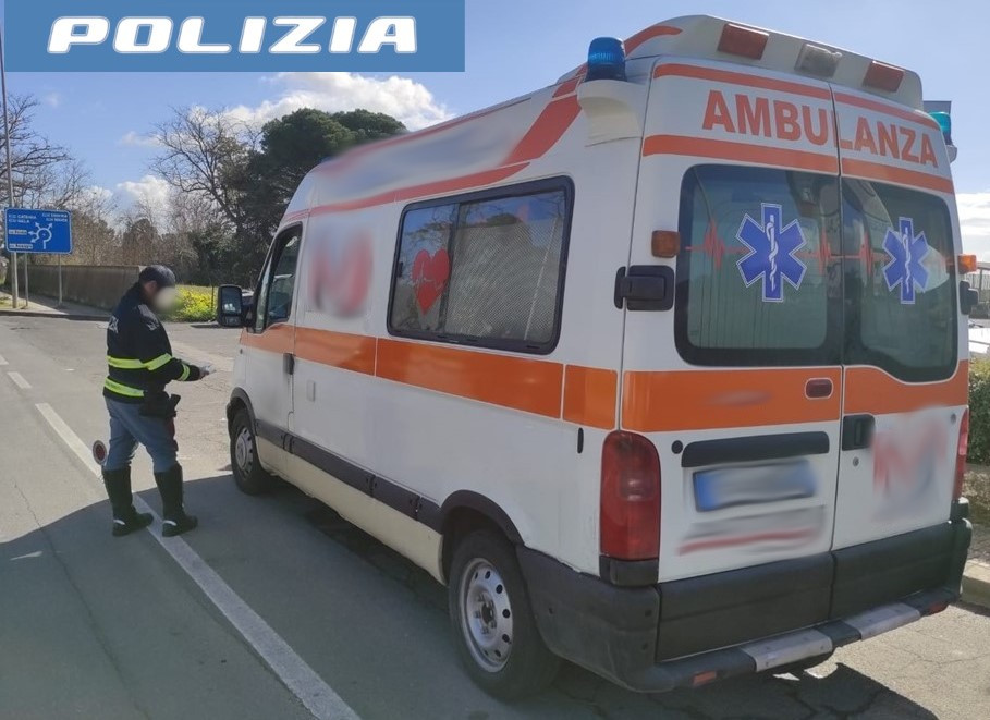 Fermata nel Catanese ambulanza priva di requisiti sanitari: denunciati autista e rappresentante legale