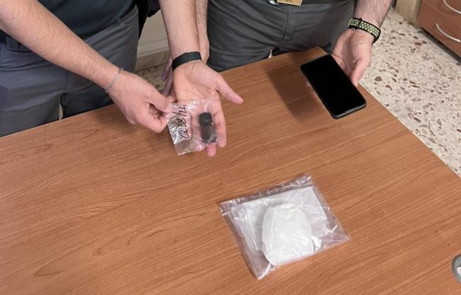 Guida auto senza patente e con la droga, fugge al posto di blocco ad Acireale e si schianta