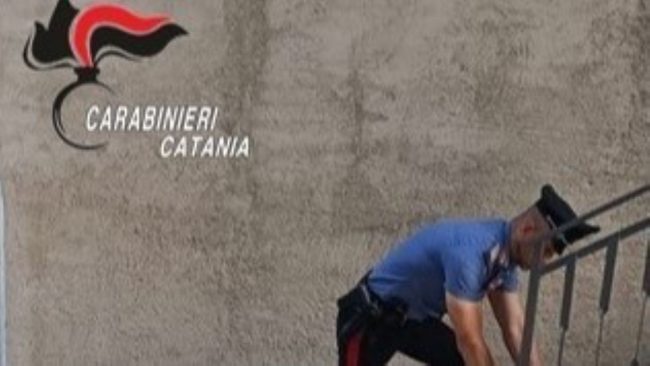 Alla vista dei carabinieri suona il clacson per avvisare l’amico, un arresto nel Catanese