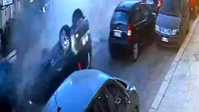 Minorenne scappa su un’auto rubata, ma sbatte contro le auto parcheggiate e si ribalta