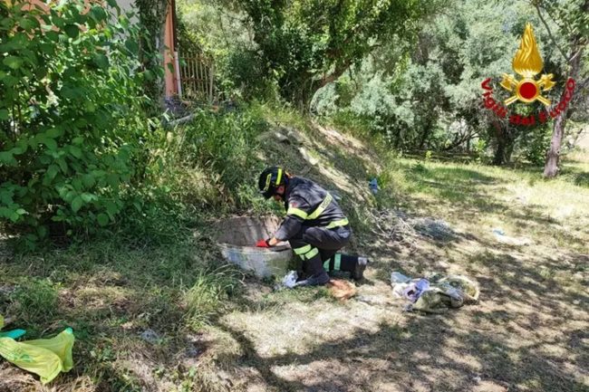 Bambino di 10 anni finisce in un pozzo con una donna e muore