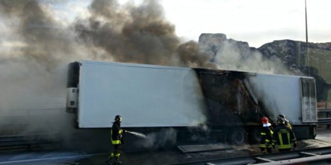 Camion in fiamme sull’A18 a San Gregorio di Catania: si ipotizza un cortocircuito
