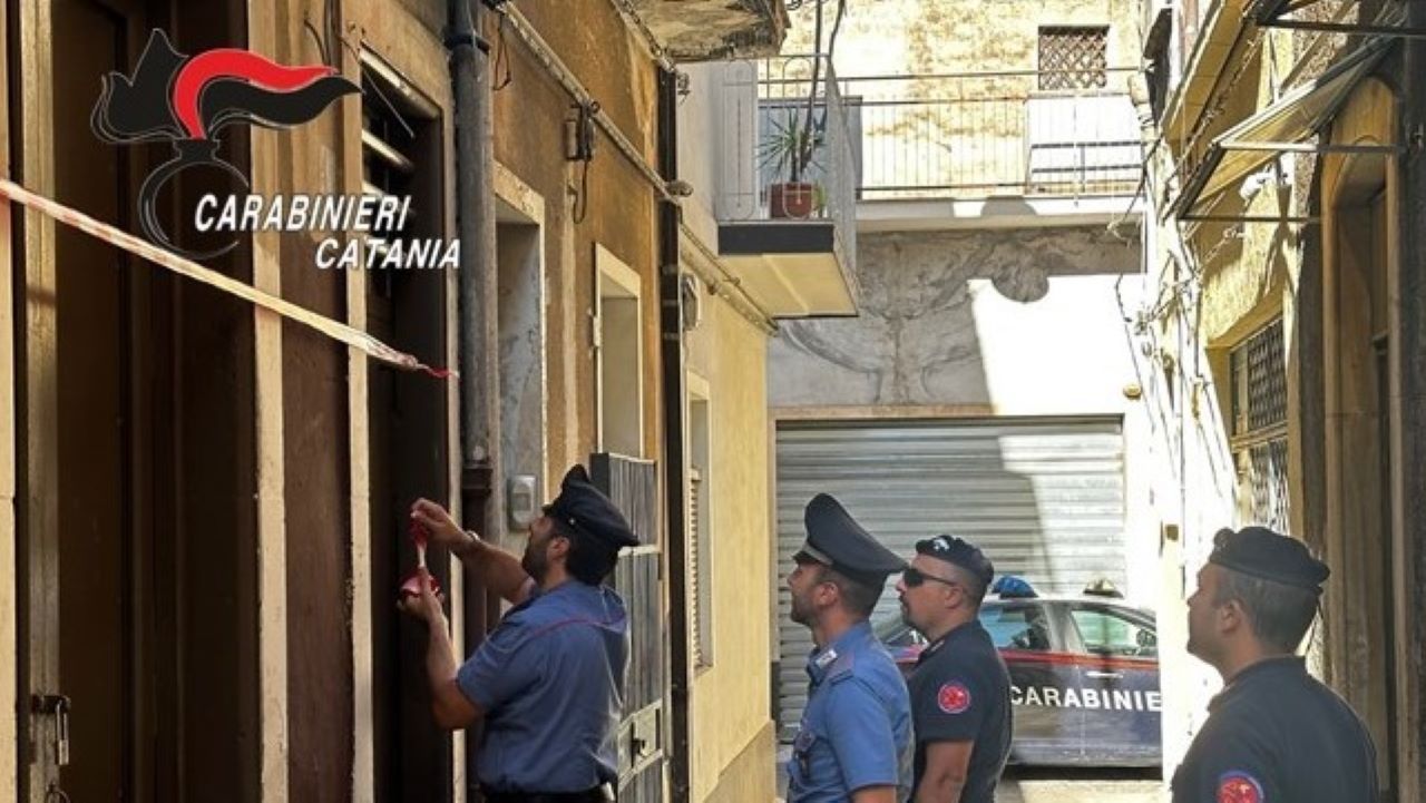 Occupazione abusiva di case, spaccio e guida irresponsabile: i controlli dei carabinieri a Paternò