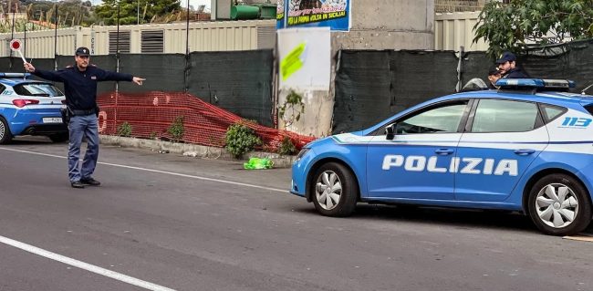 Catania, cinque giovani in auto non si fermano al posto di blocco e si danno alla fuga