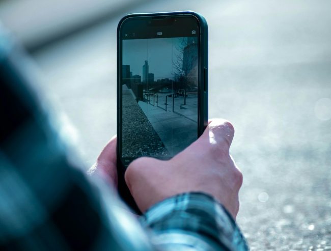 Entra in un negozio di Cefalù e ruba il cellulare alla commessa: arrestato un giovane