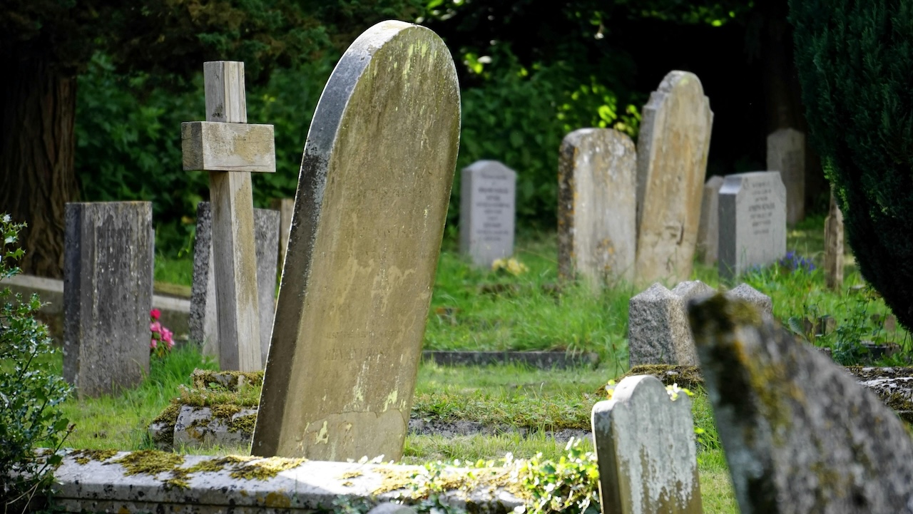 Rubati 500 vasi in rame dal cimitero di Piana degli Albanesi