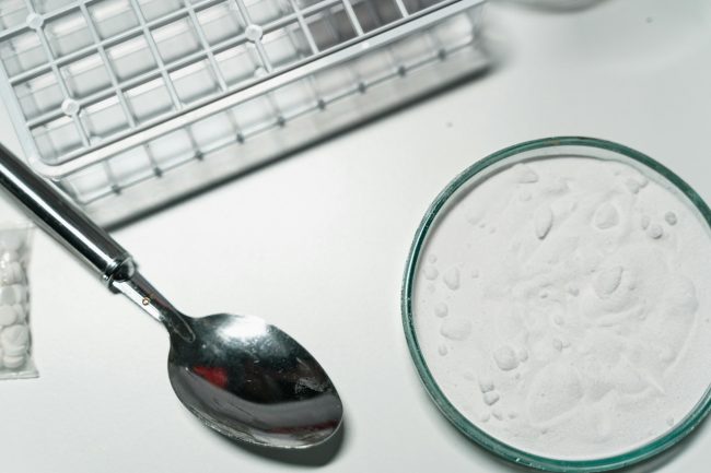 In casa con cocaina, soldi e un bilancino di precisione: arrestato giovane a Gela