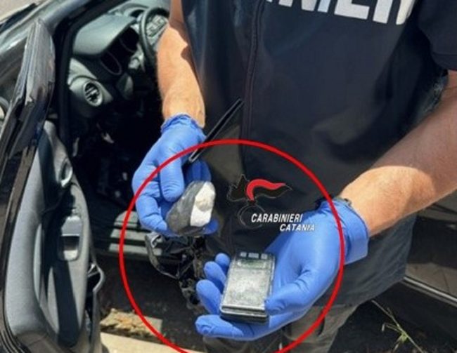 Nascondeva la cocaina dentro una custodia per occhiali: nei guai 50enne di Catania