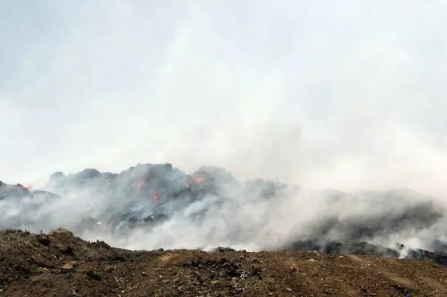 Incendio divora la settimana vasca della discarica di Bellolampo a Palermo