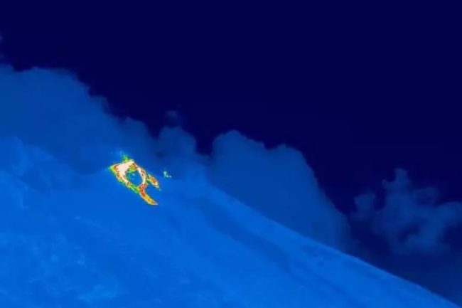 Occhi puntati sullo Stromboli in eruzione, fuori servizio il sistema rivelazione maremoti