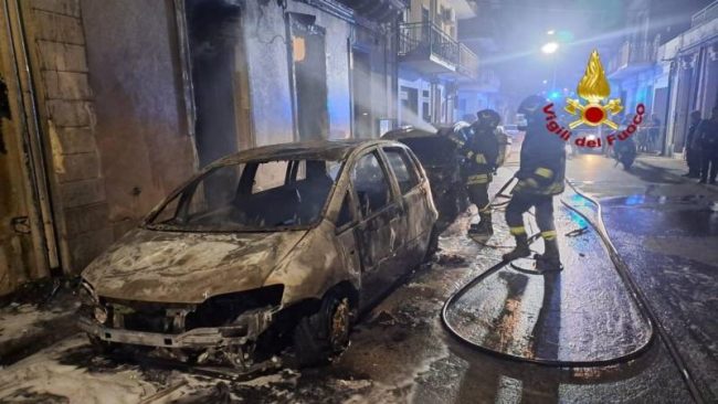 Notte di fuoco a Floridia, in fiamme tre auto e una abitazione