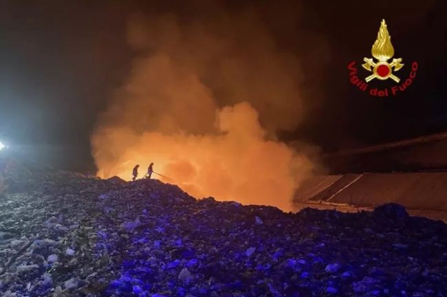 Incendio discarica Bellolampo, in corso indagini per misurare livello di inquinamento dell’aria