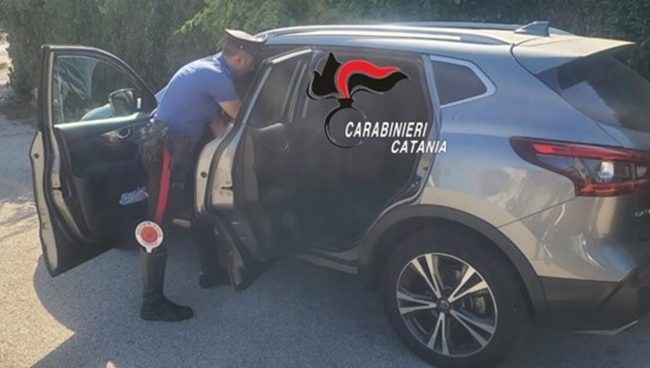 In tasca i soldi, in auto e a casa la droga: arrestato giovane pusher catanese