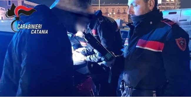 Ubriachi provocano un incidente e poi tentano la fuga: arrestati due giovani a Catania