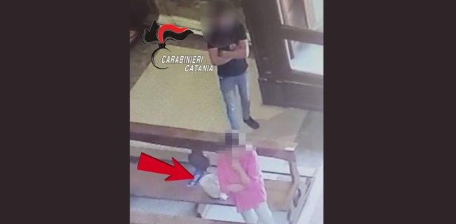 Ruba borsa in chiesa ma le telecamere lo incastrano: ladro riconsegna tutto, tranne 30 euro