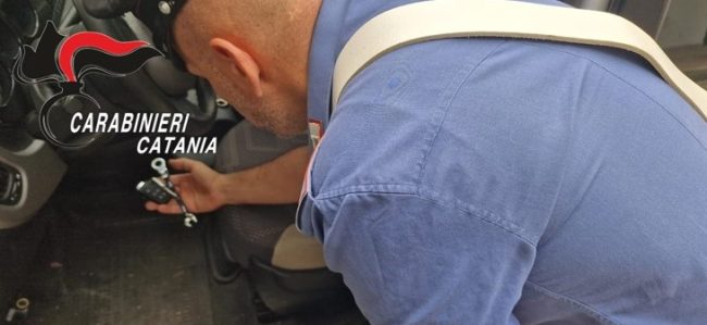 Ladri d’auto in azione “disturbati” dai carabinieri: in manette due giovani in trasferta da Catania