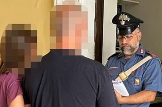 Sbuca dal bagagliaio dell’auto dei genitori e li aggredisce: arrestata 32enne catanese