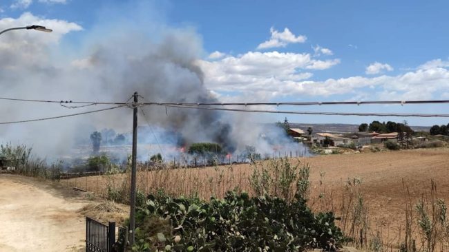 Domenica di fuoco in Sicilia con undici incendi sparsi per cinque province