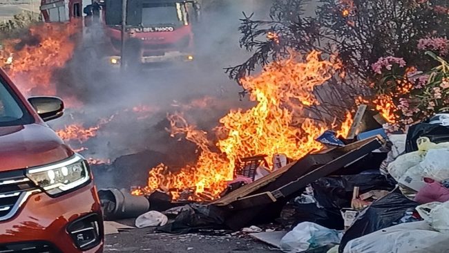 Cumuli di rifiuti in fiamme a Palermo e provincia