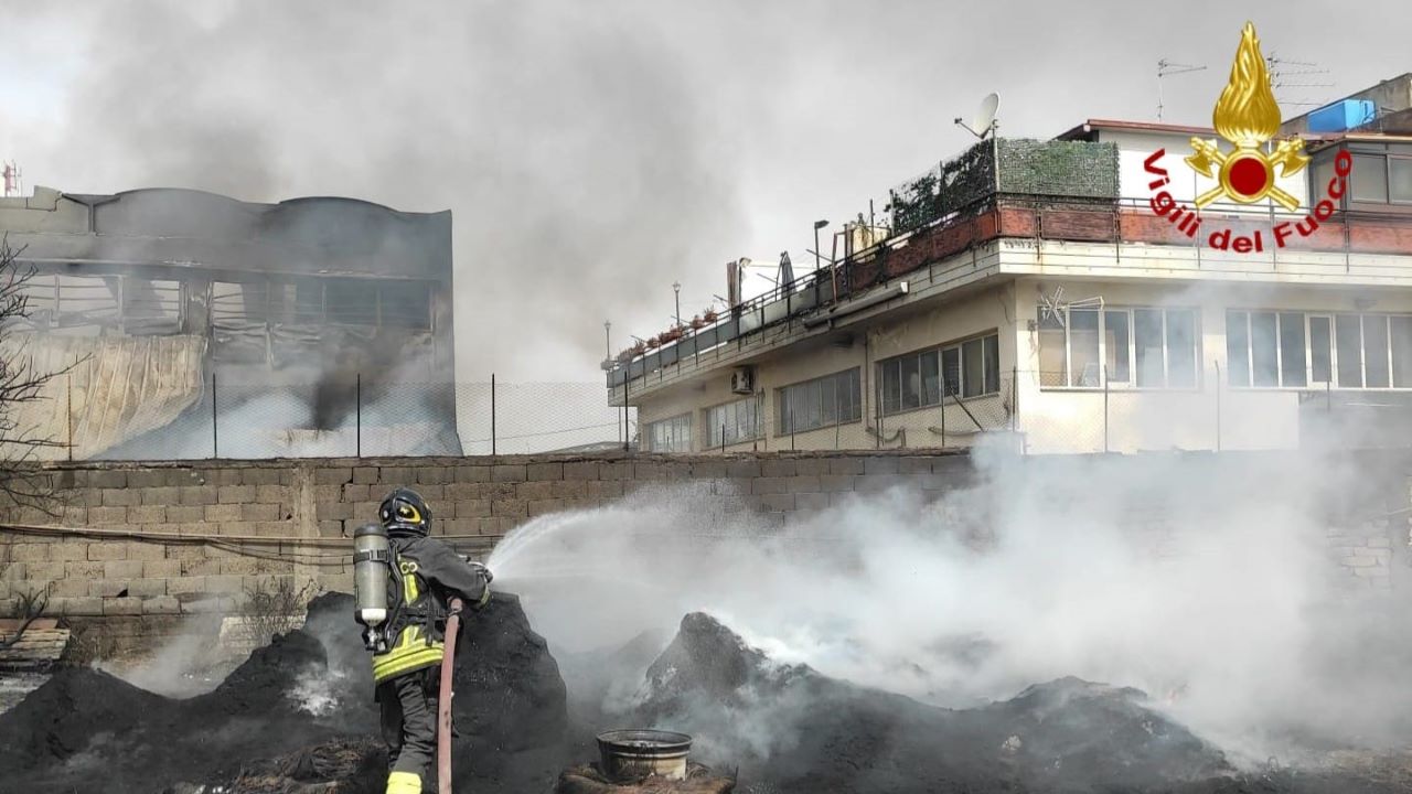 Incendio in un capannone di Misterbianco