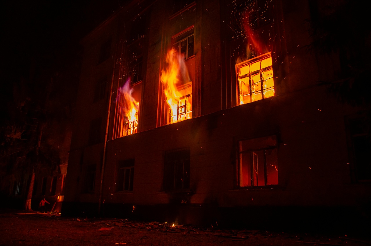 Incendio in una palazzina a Palermo, sei persone evacuate dai balconi