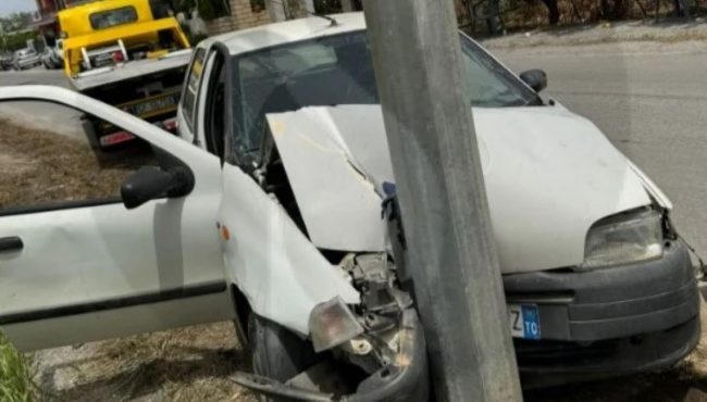 Auto contro un palo della luce: conducente trovato morto dai soccorritori