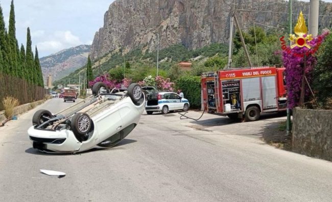 Auto si ribalta dopo essersi schiantata contro un palo: c’è un ferito