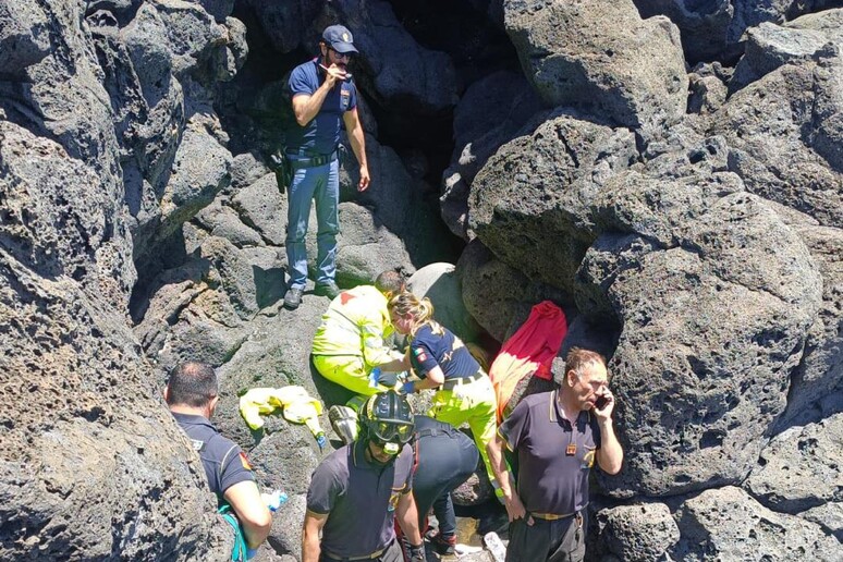 Grave un 16enne feritosi alla scogliera di Catania