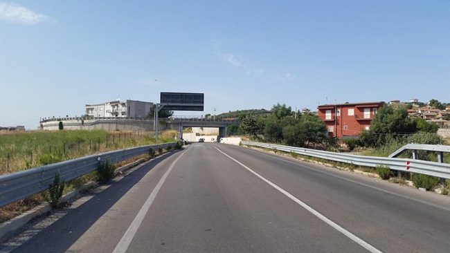 Incidente sulla Palermo-Catania: perde il controllo del camion e finisce sul guardrail