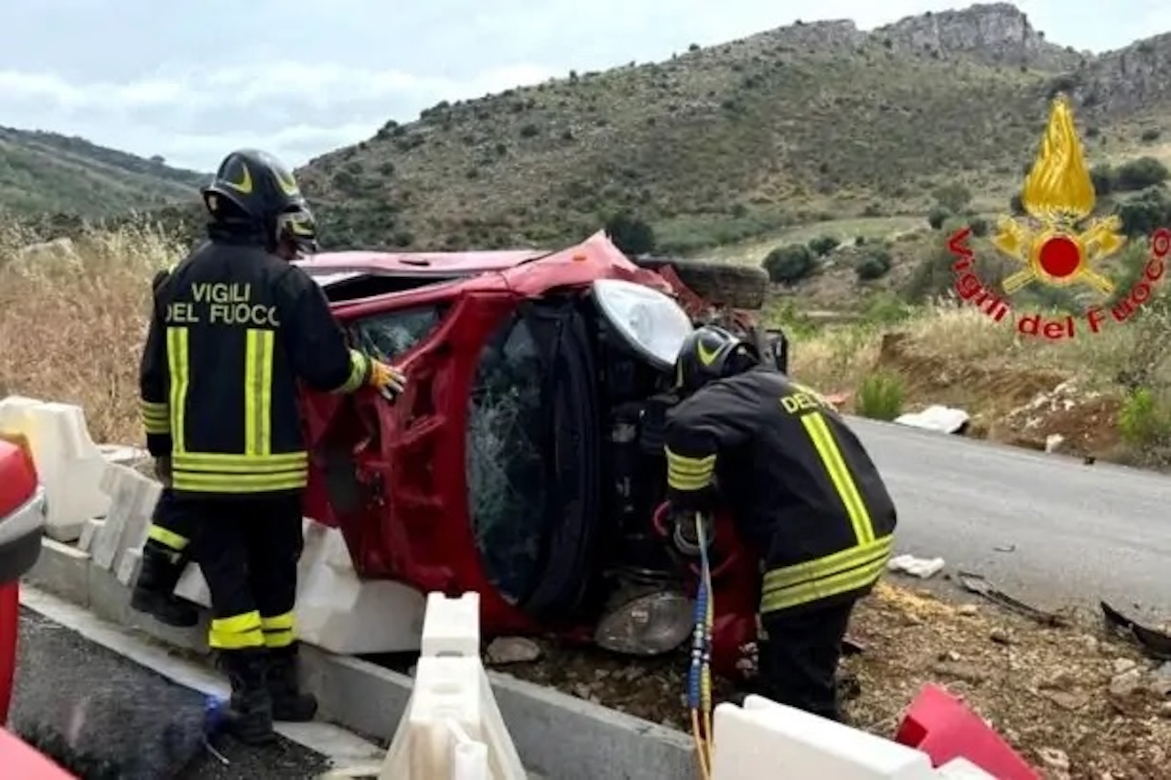 Perde il controllo dell’auto e si ribalta sulla Statale 121: uomo incastrato tra le lamiere